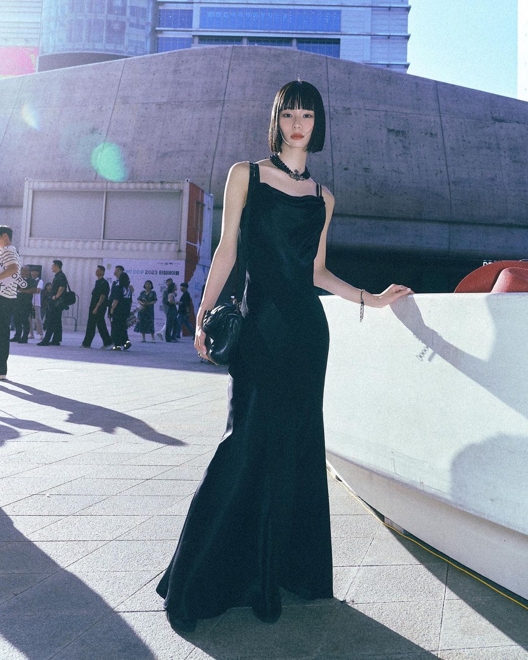 一刀切短发搭配浏海，暗黑系日本模特大沢明花的穿搭很特别