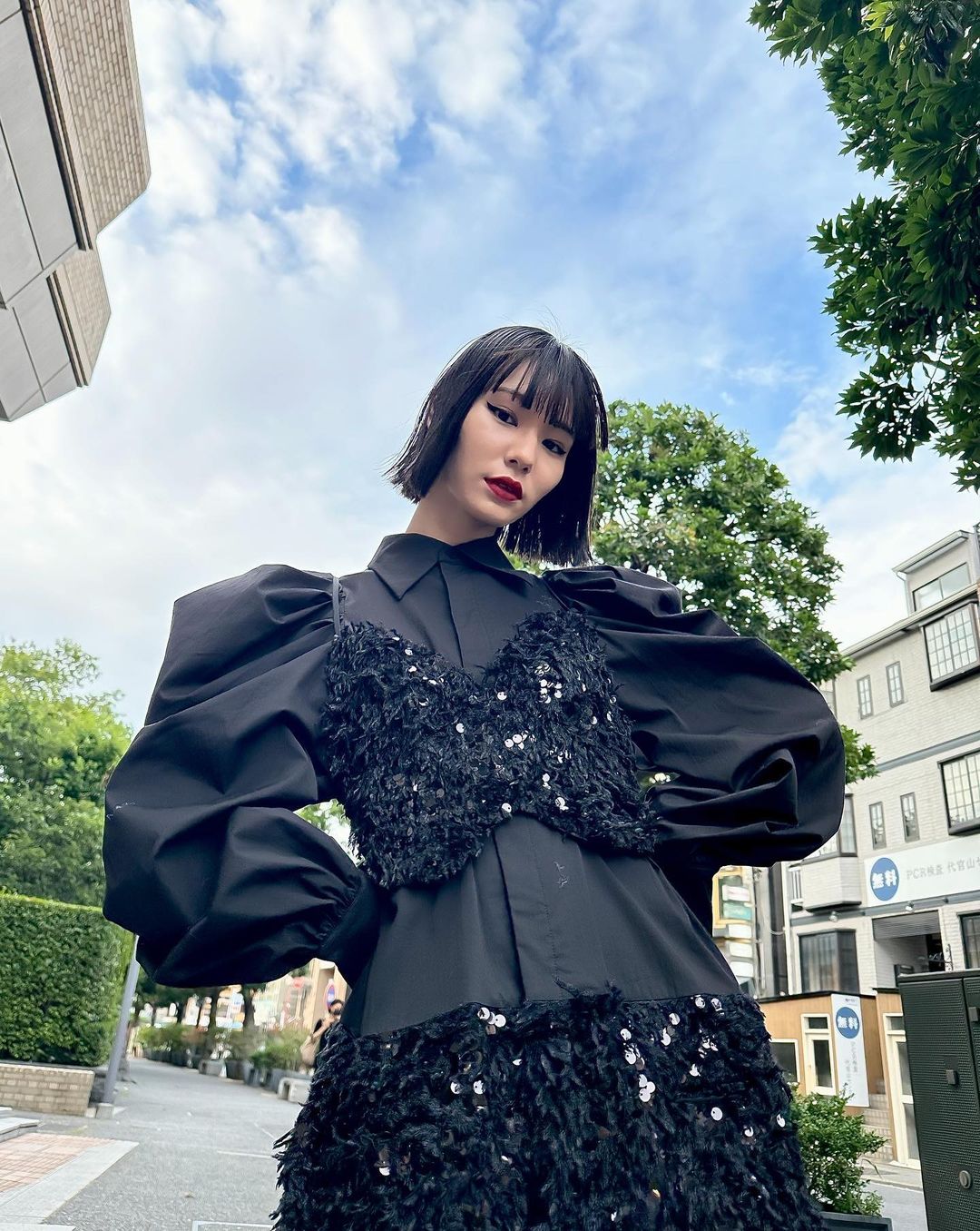 一刀切短发搭配浏海，暗黑系日本模特大沢明花的穿搭很特别