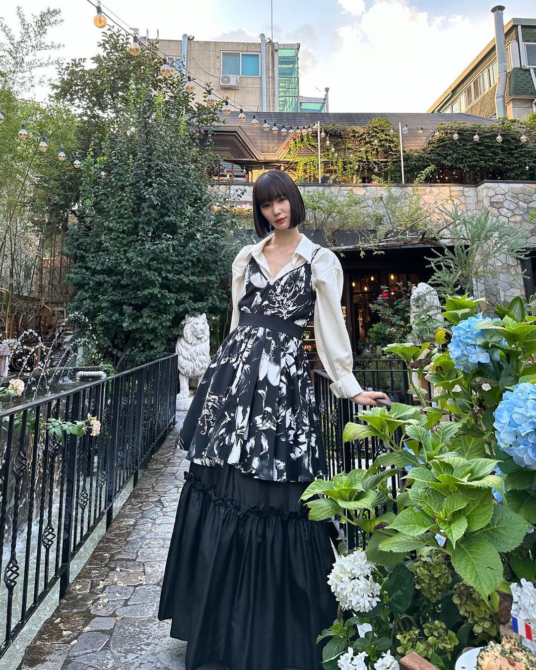 一刀切短发搭配浏海，暗黑系日本模特大沢明花的穿搭很特别