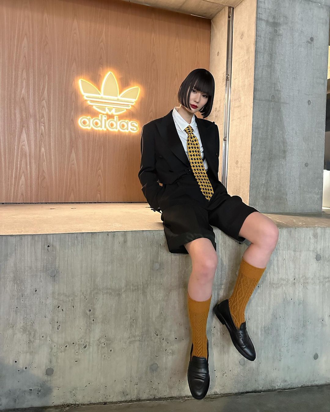 一刀切短发搭配浏海，暗黑系日本模特大沢明花的穿搭很特别