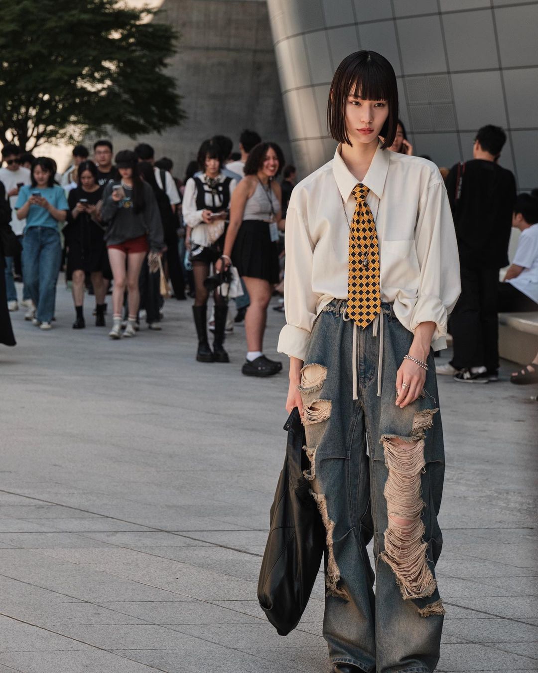 一刀切短发搭配浏海，暗黑系日本模特大沢明花的穿搭很特别