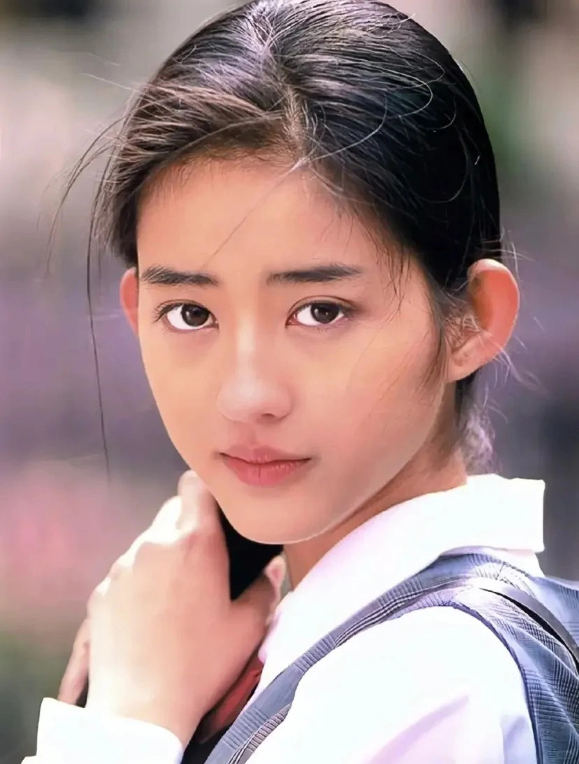 日版《恶作剧之吻》最美女二,被称为“初代玉女掌门人”的小泽真珠为什么在美貌巅峰时被大众遗忘?