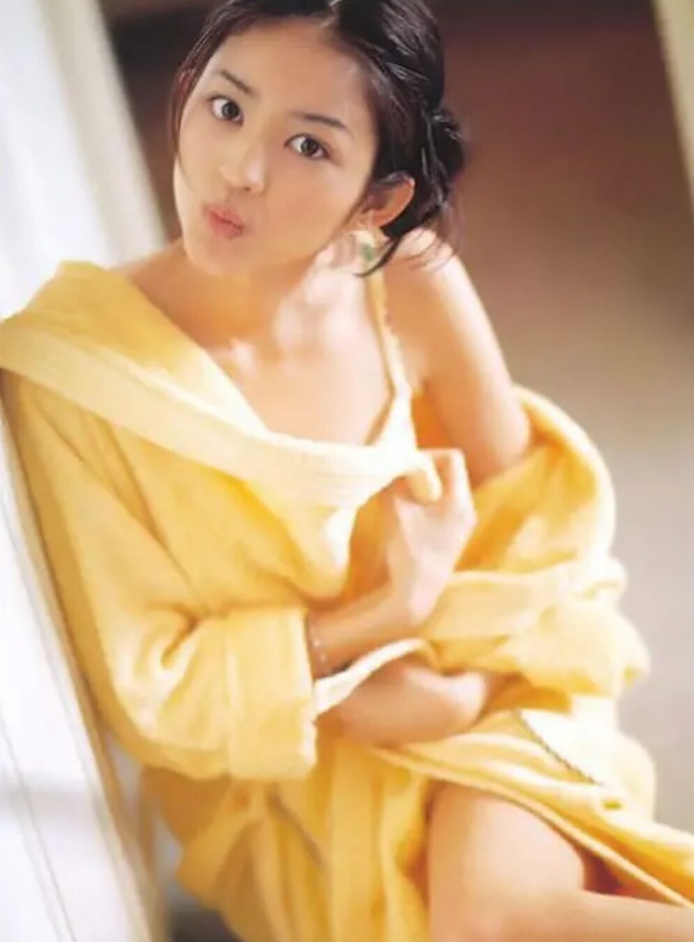 日版《恶作剧之吻》最美女二,被称为“初代玉女掌门人”的小泽真珠为什么在美貌巅峰时被大众遗忘?