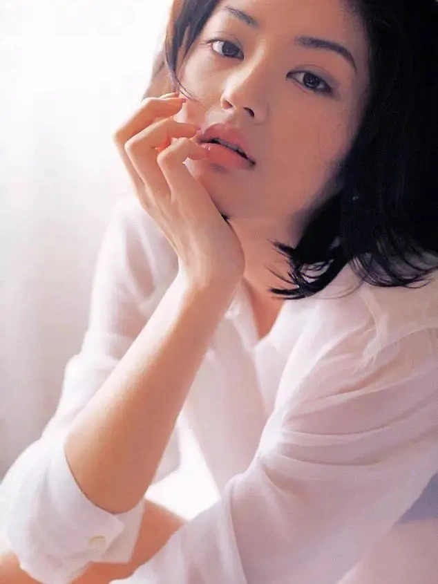 日版《恶作剧之吻》最美女二,被称为“初代玉女掌门人”的小泽真珠为什么在美貌巅峰时被大众遗忘?
