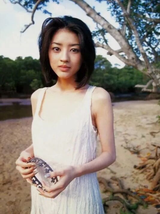 日版《恶作剧之吻》最美女二,被称为“初代玉女掌门人”的小泽真珠为什么在美貌巅峰时被大众遗忘?