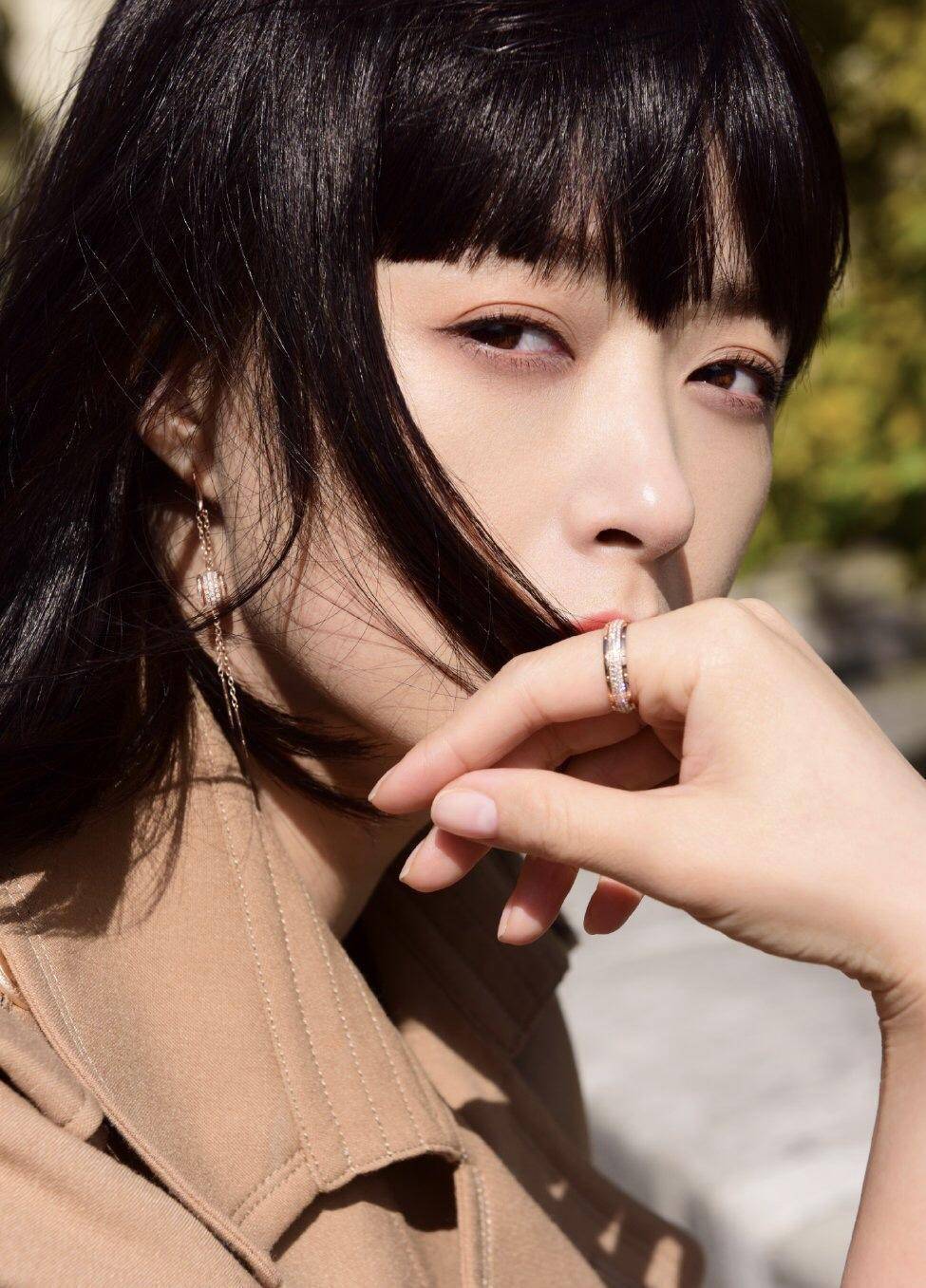 蒋欣减肥成功后新剪了齐刘海，40岁的她美得如此惊艳和高级-3