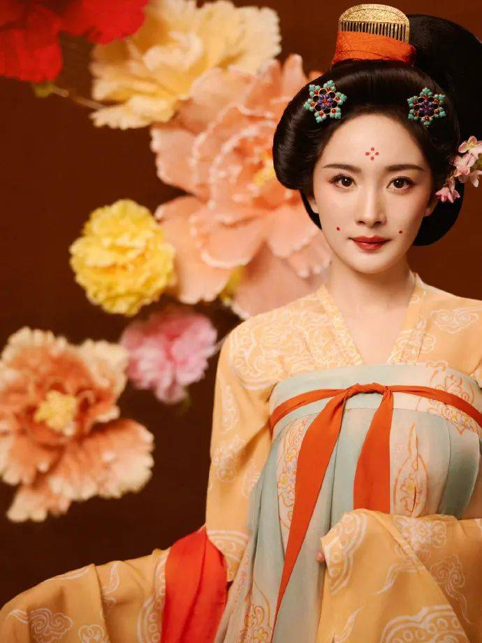 杨幂河南春晚唐装超美！妩媚妖娆美得令人窒息