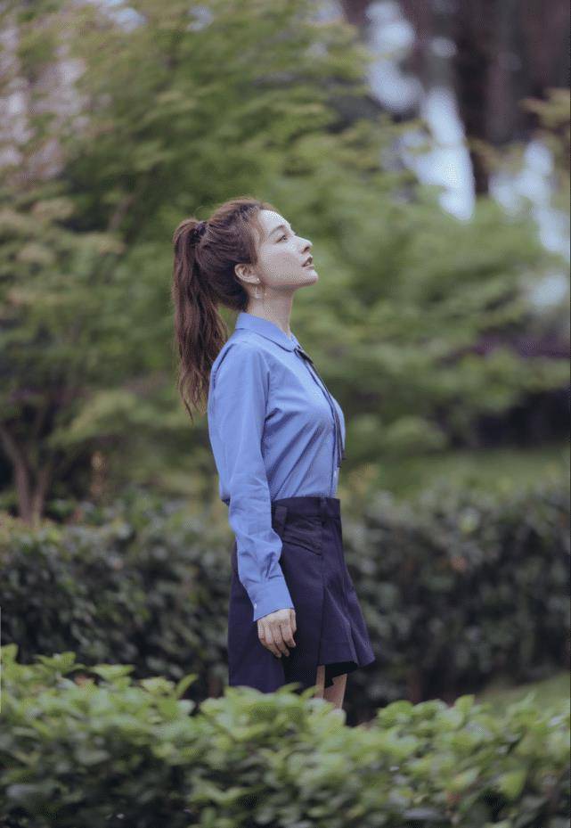 吴昕最新写真大片翻出，高马尾校园风大学生模样青春十足-3