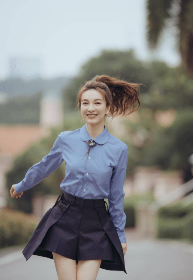 吴昕最新写真大片翻出，高马尾校园风大学生模样青春十足-1
