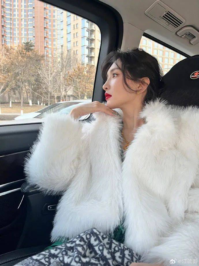 江疏影披貂皮大衣露出美背！雪肤玉貌身材曼妙性感撩人-4
