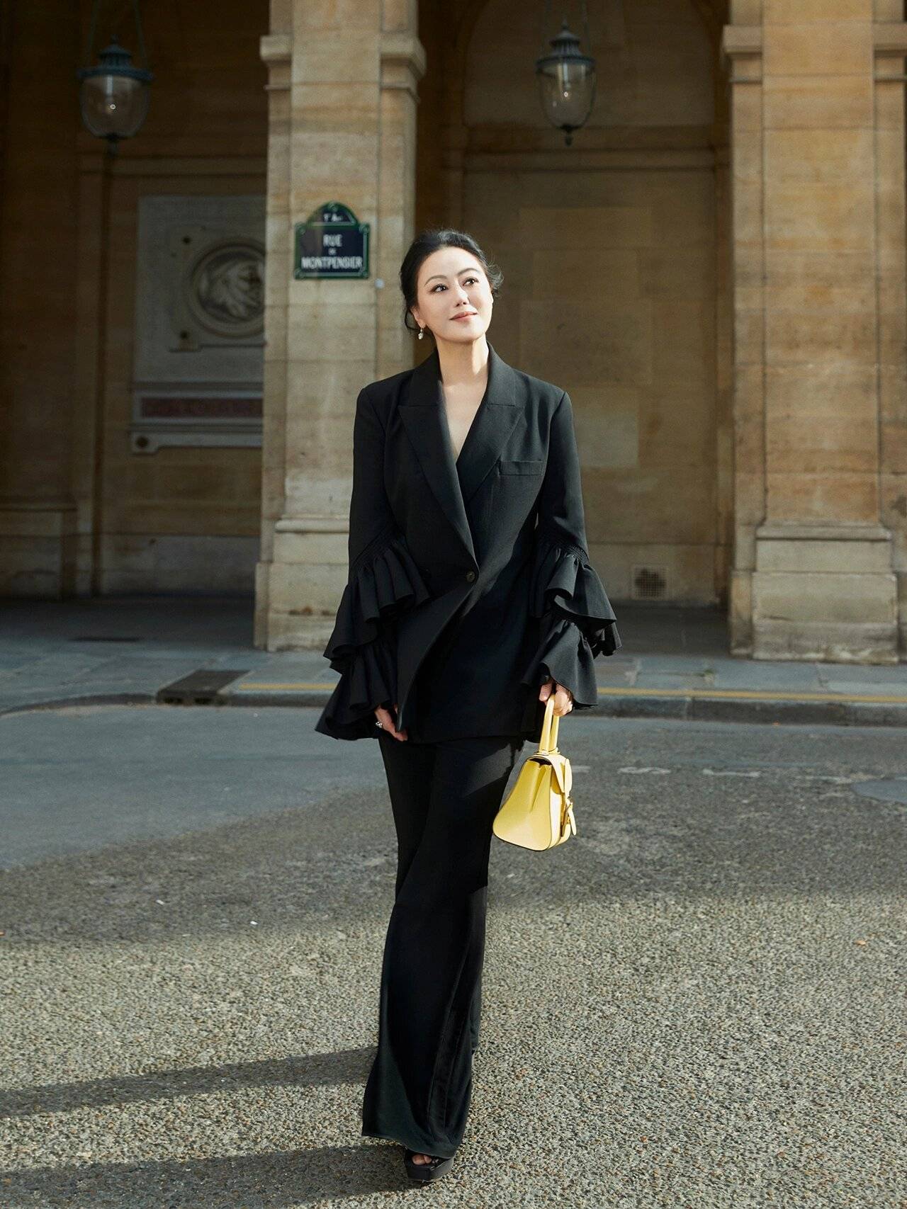 章小蕙带火了“上流贵妇”穿法:短外套+深V小黑裙高级还性感-9 章小蕙带火了“上流贵妇”穿法:短外套+深V小黑裙高级还性感