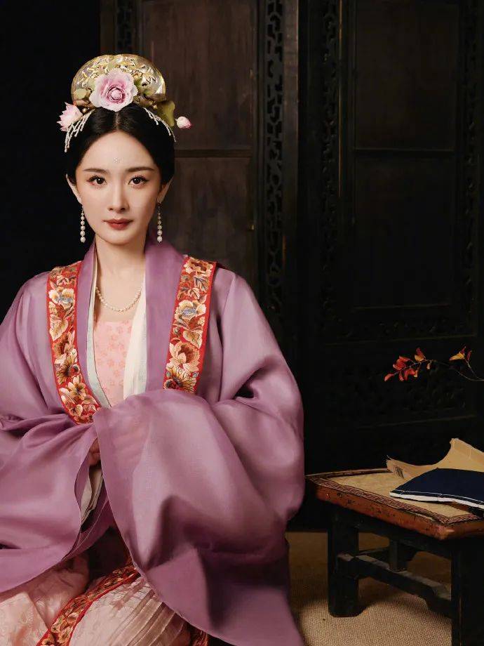 杨幂河南春晚唐装超美！妩媚妖娆美得令人窒息