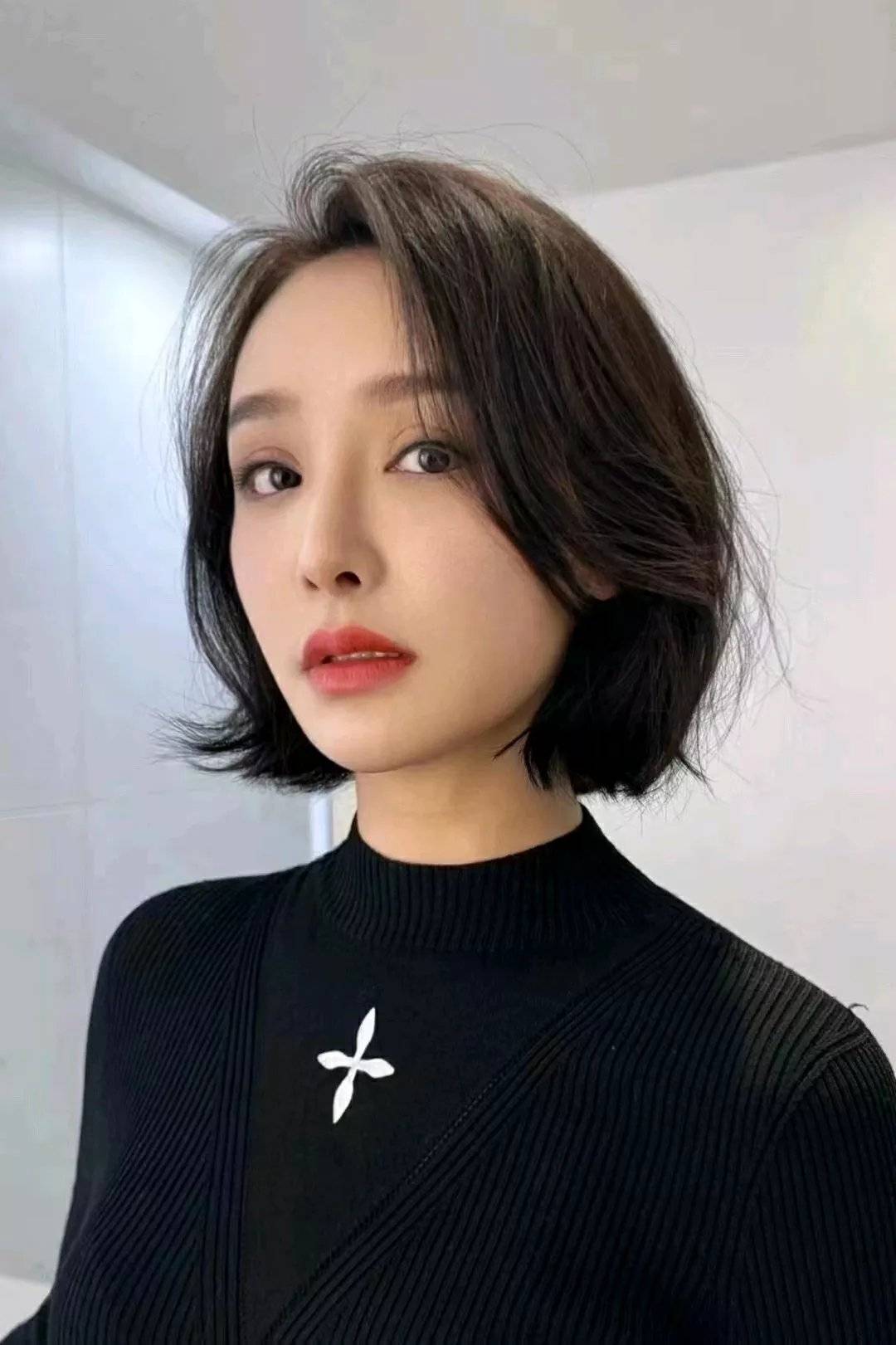 2024选择这4款最新爆款发型推荐,教你展现时尚与气质-3 2024选择这4款最新爆款发型推荐,教你展现时尚与气质