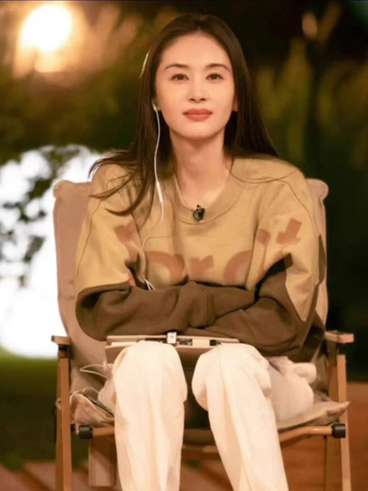 王子文穿卫衣不配半身裙、短靴，看起来更显高级洋气-10