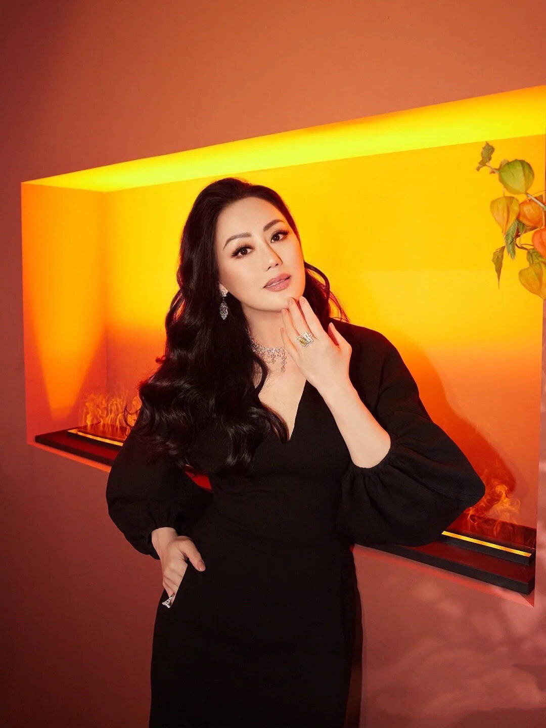 章小蕙带火了“上流贵妇”穿法:短外套+深V小黑裙高级还性感-7 章小蕙带火了“上流贵妇”穿法:短外套+深V小黑裙高级还性感