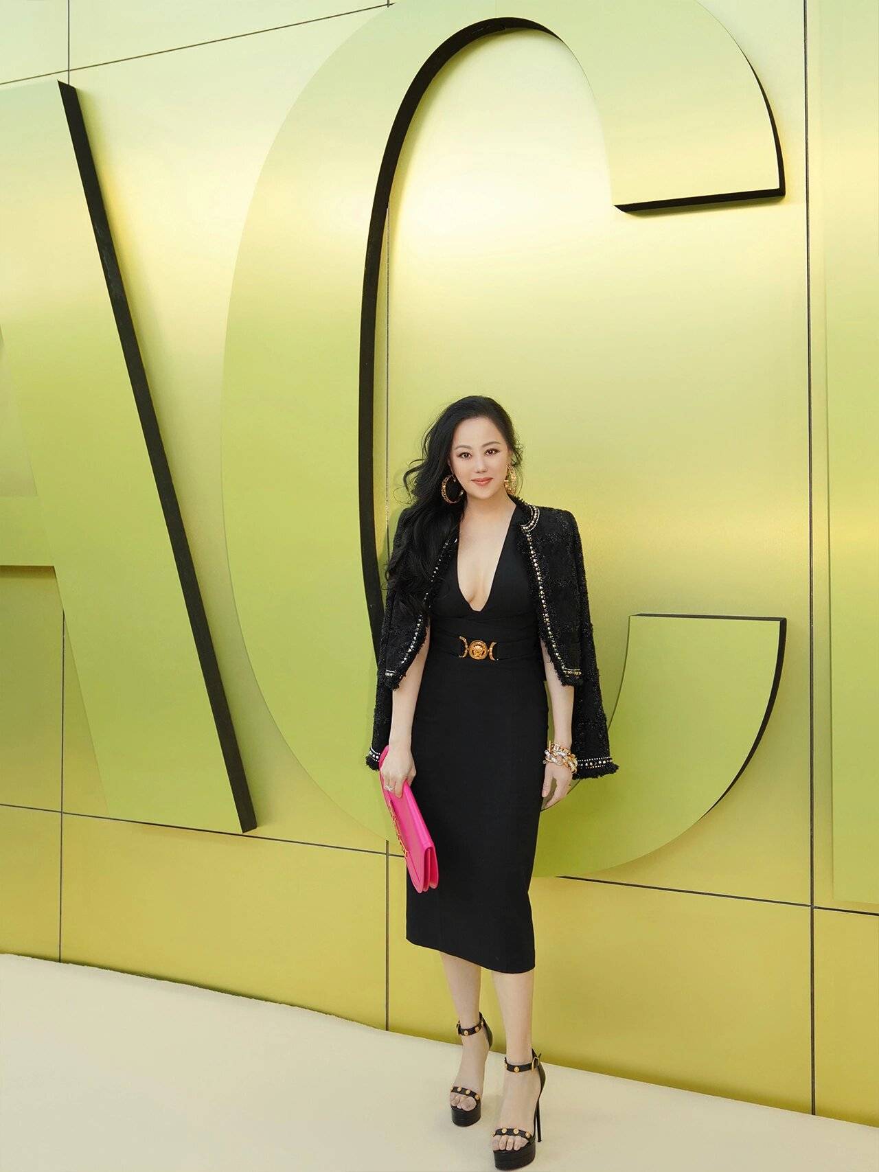 章小蕙带火了“上流贵妇”穿法:短外套+深V小黑裙高级还性感-2 章小蕙带火了“上流贵妇”穿法:短外套+深V小黑裙高级还性感