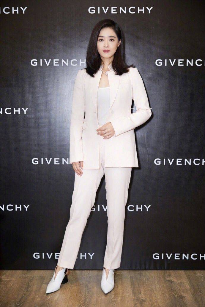 蒋欣减肥成功后新剪了齐刘海，40岁的她美得如此惊艳和高级-9
