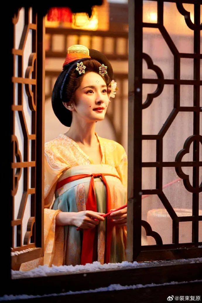 杨幂河南春晚唐装超美！妩媚妖娆美得令人窒息