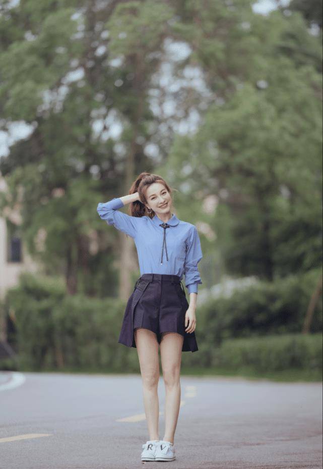 吴昕最新写真大片翻出，高马尾校园风大学生模样青春十足-2