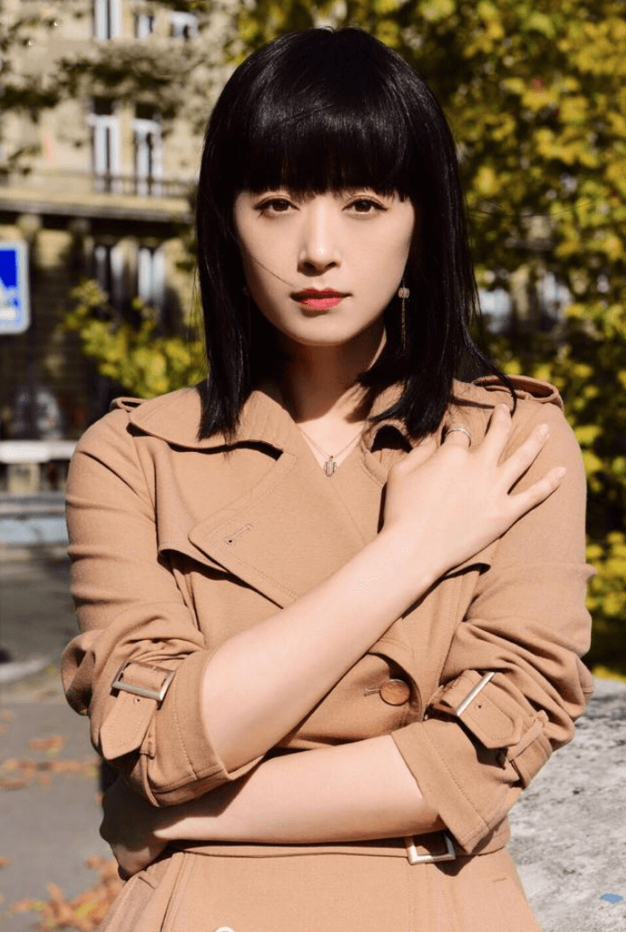 蒋欣减肥成功后新剪了齐刘海，40岁的她美得如此惊艳和高级-4