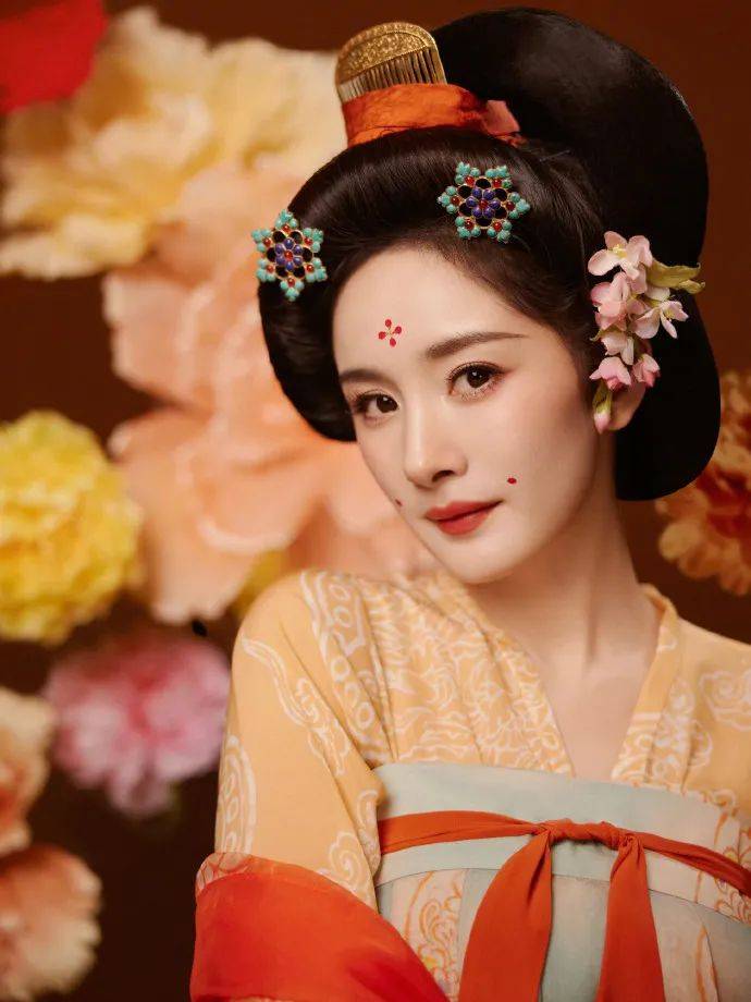 杨幂河南春晚唐装超美！妩媚妖娆美得令人窒息