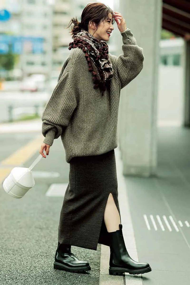新春时髦穿搭,满街达人都爱穿“毛衣+裙子”,保暖舒适又洋气-4 新春时髦穿搭,满街达人都爱穿“毛衣+裙子”,保暖舒适又洋气