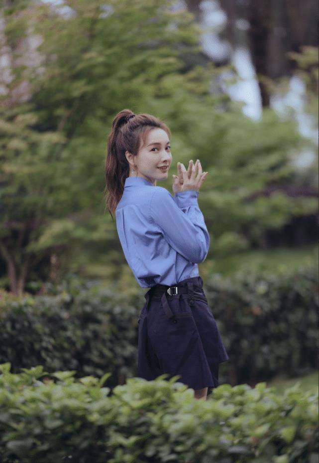 吴昕最新写真大片翻出，高马尾校园风大学生模样青春十足-4