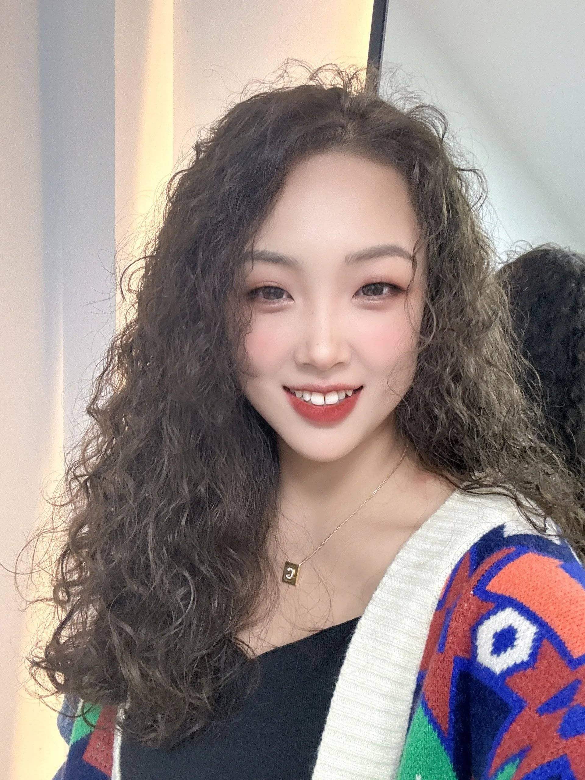 2024选择这4款最新爆款发型推荐,教你展现时尚与气质-4 2024选择这4款最新爆款发型推荐,教你展现时尚与气质