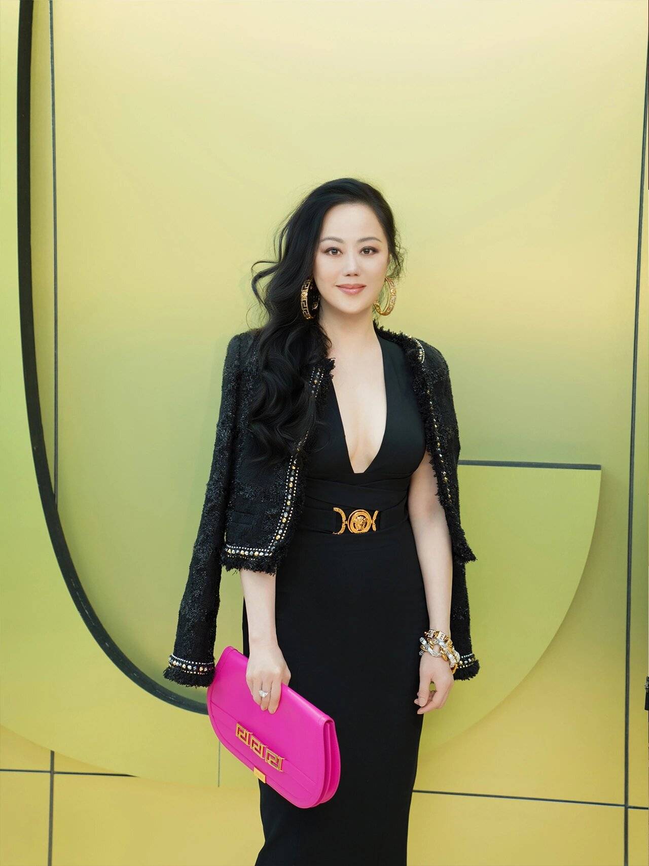 章小蕙带火了“上流贵妇”穿法:短外套+深V小黑裙高级还性感-1 章小蕙带火了“上流贵妇”穿法:短外套+深V小黑裙高级还性感