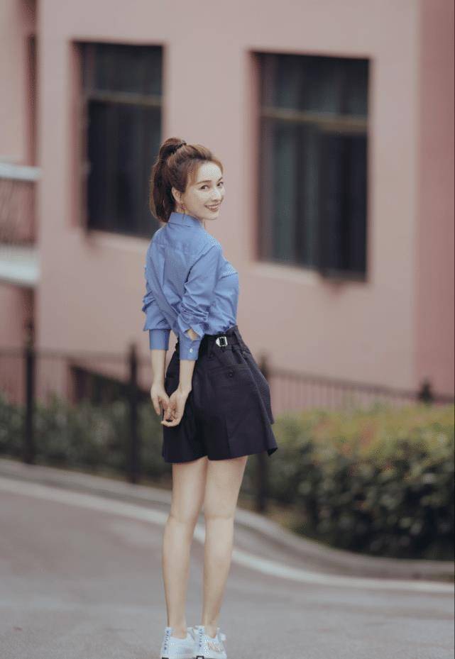 吴昕最新写真大片翻出，高马尾校园风大学生模样青春十足-6