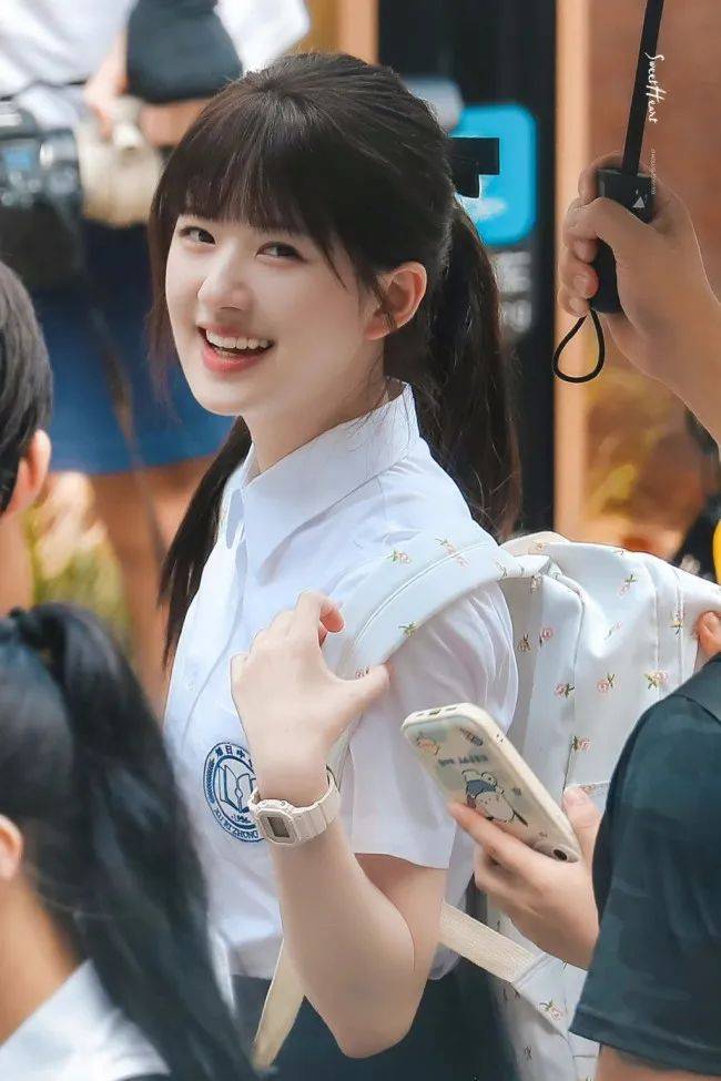 赵露思跃升Versace全球代言人，仅穿内衣裤拍形象大片辣晕全网-1