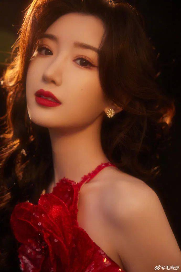 毛晓彤烈焰红衣写真美爆了！她身材曼妙妩媚妖艳性感迷人-1