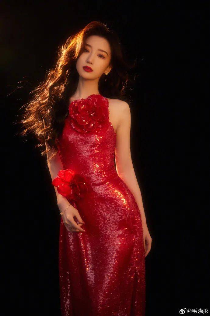 毛晓彤烈焰红衣写真美爆了！她身材曼妙妩媚妖艳性感迷人-4