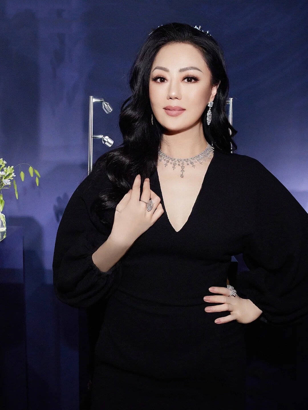 章小蕙带火了“上流贵妇”穿法:短外套+深V小黑裙高级还性感-4 章小蕙带火了“上流贵妇”穿法:短外套+深V小黑裙高级还性感