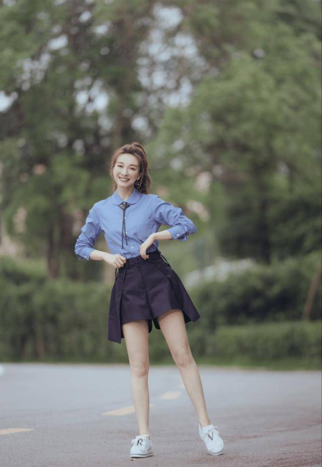 吴昕最新写真大片翻出，高马尾校园风大学生模样青春十足-5