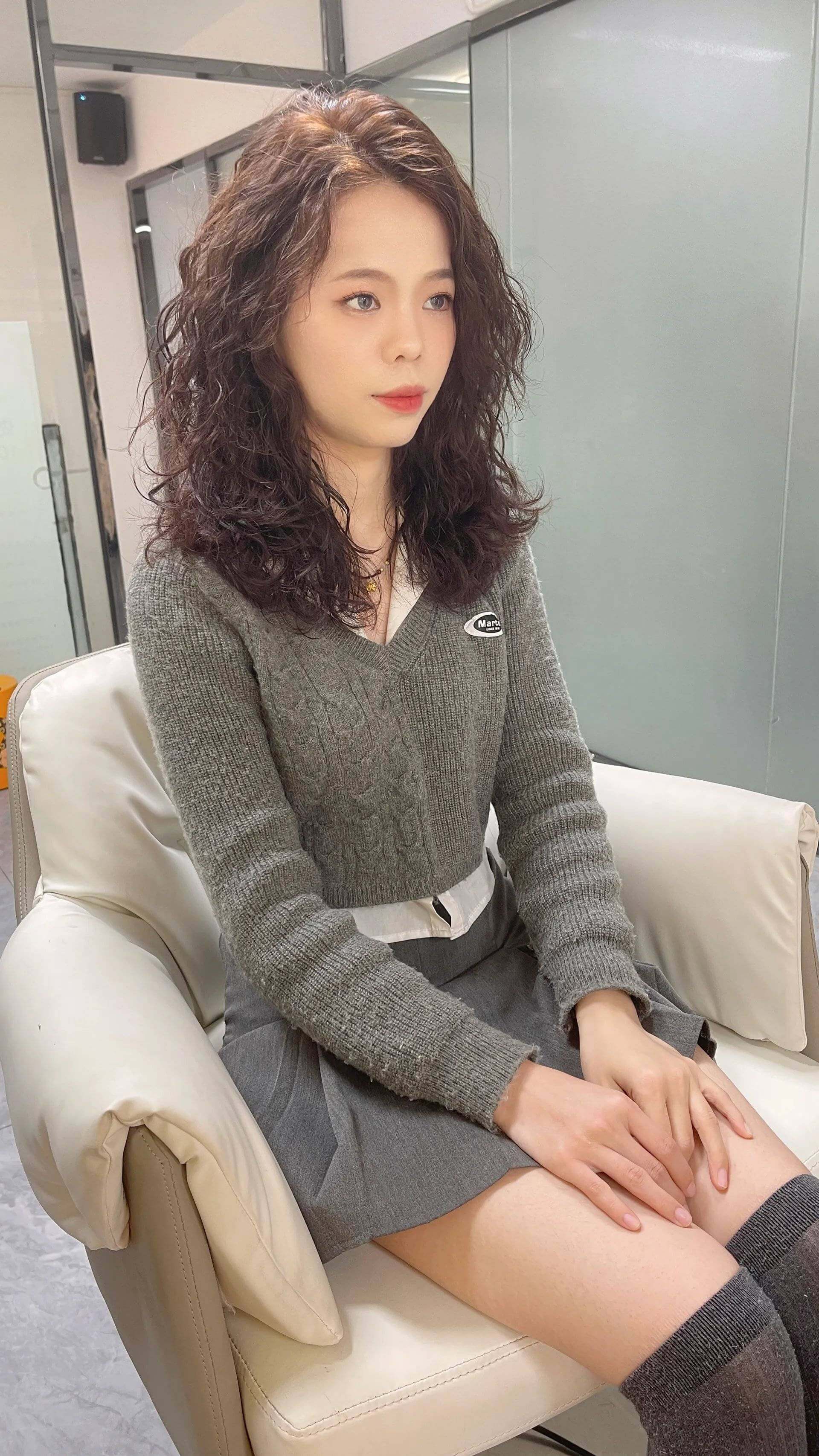 2024选择这4款最新爆款发型推荐,教你展现时尚与气质-3 2024选择这4款最新爆款发型推荐,教你展现时尚与气质