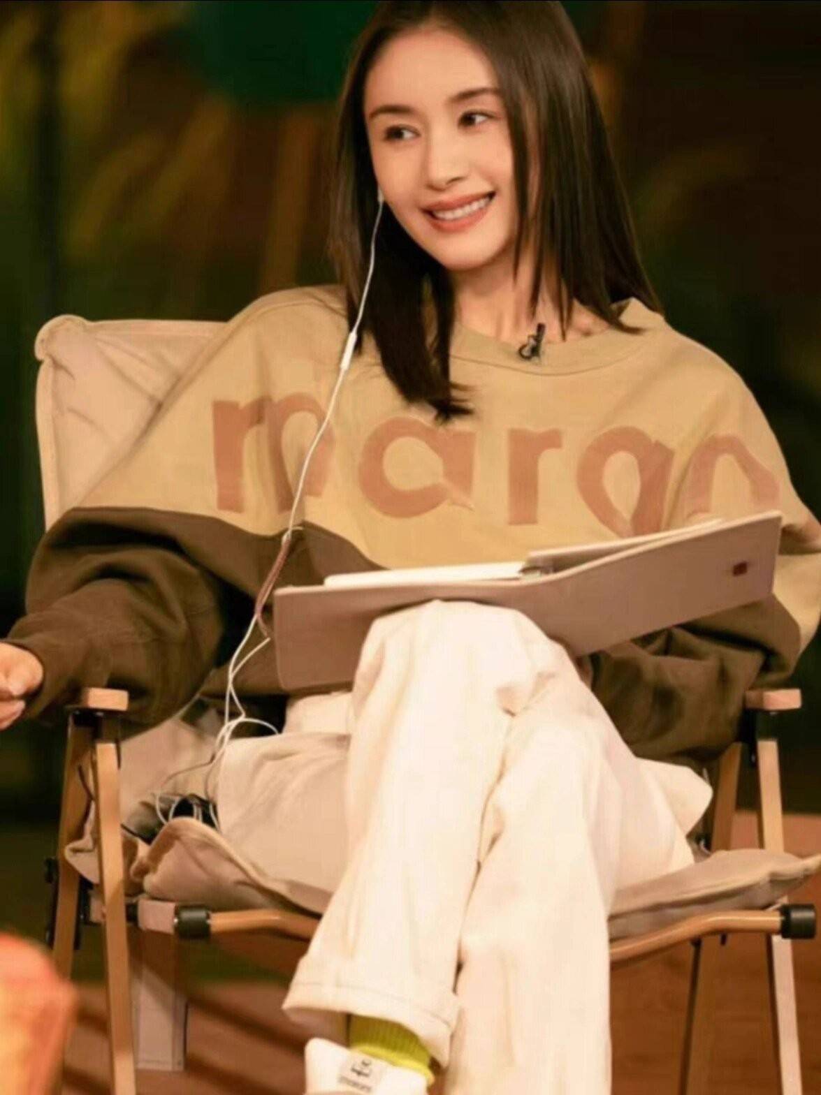 王子文穿卫衣不配半身裙、短靴，看起来更显高级洋气-9