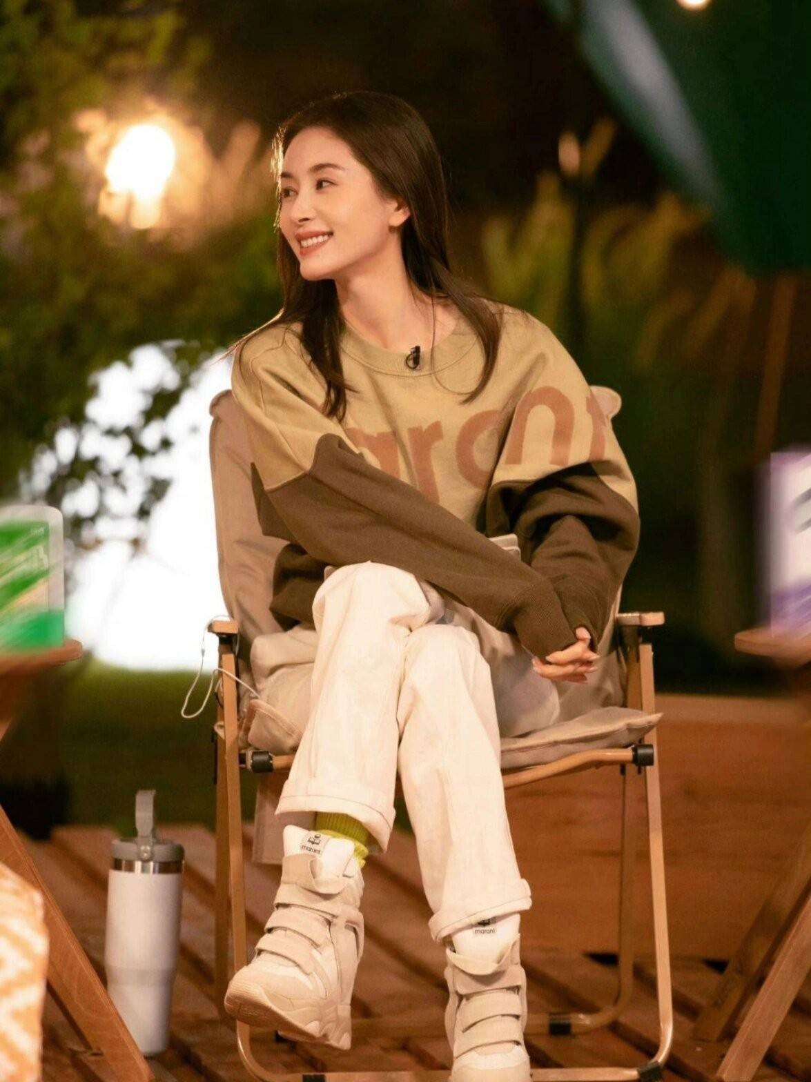 王子文穿卫衣不配半身裙、短靴，看起来更显高级洋气-8