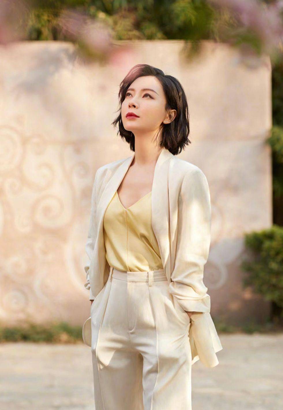 陈数春装时尚搭配：中年女人穿衣得体，比刻意扮嫩更显高级-1