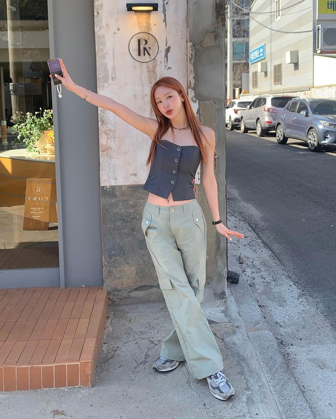 怎么拍都好看,韩国女生的5招拍照姿势,让你面对镜头不再闹Pose荒