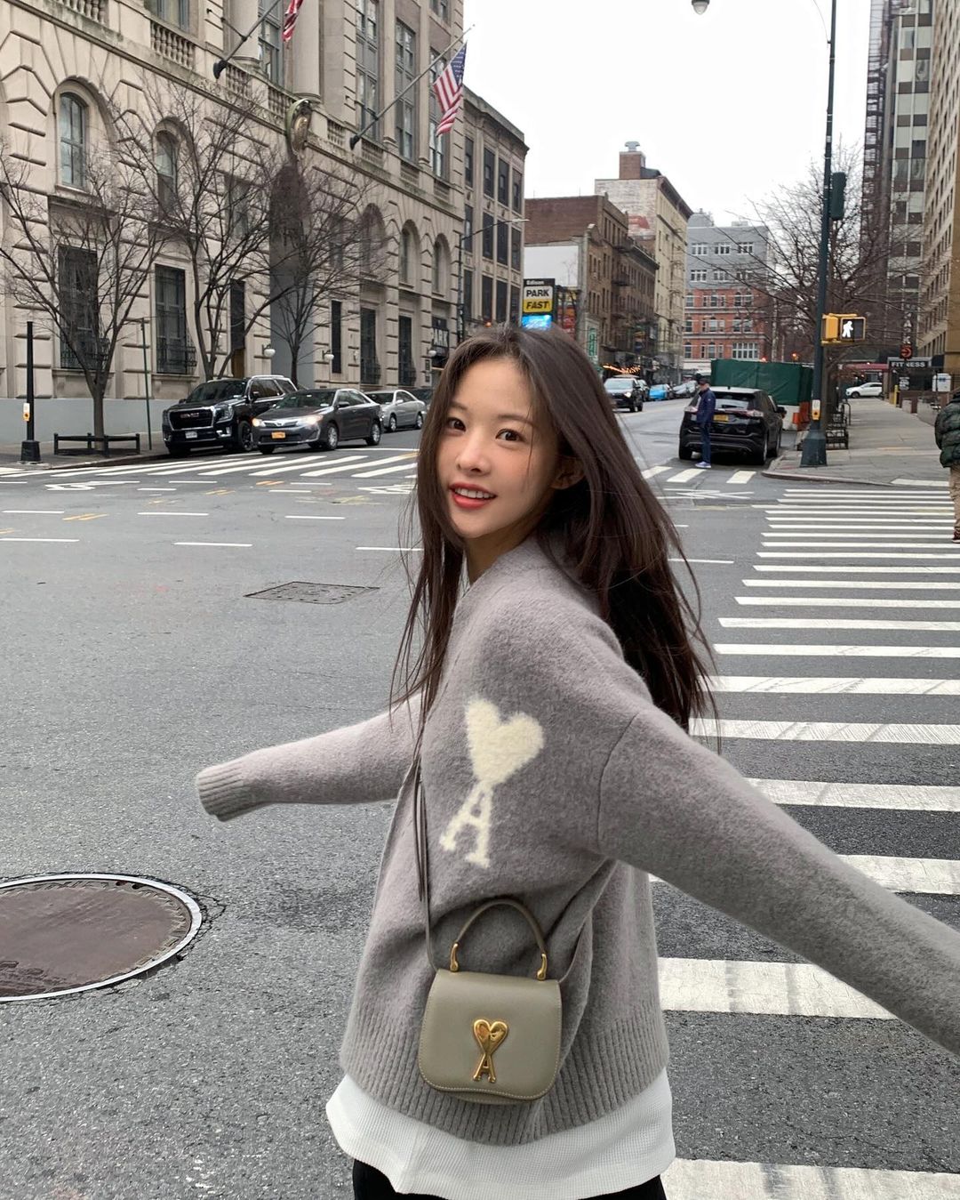 怎么拍都好看,韩国女生的5招拍照姿势,让你面对镜头不再闹Pose荒