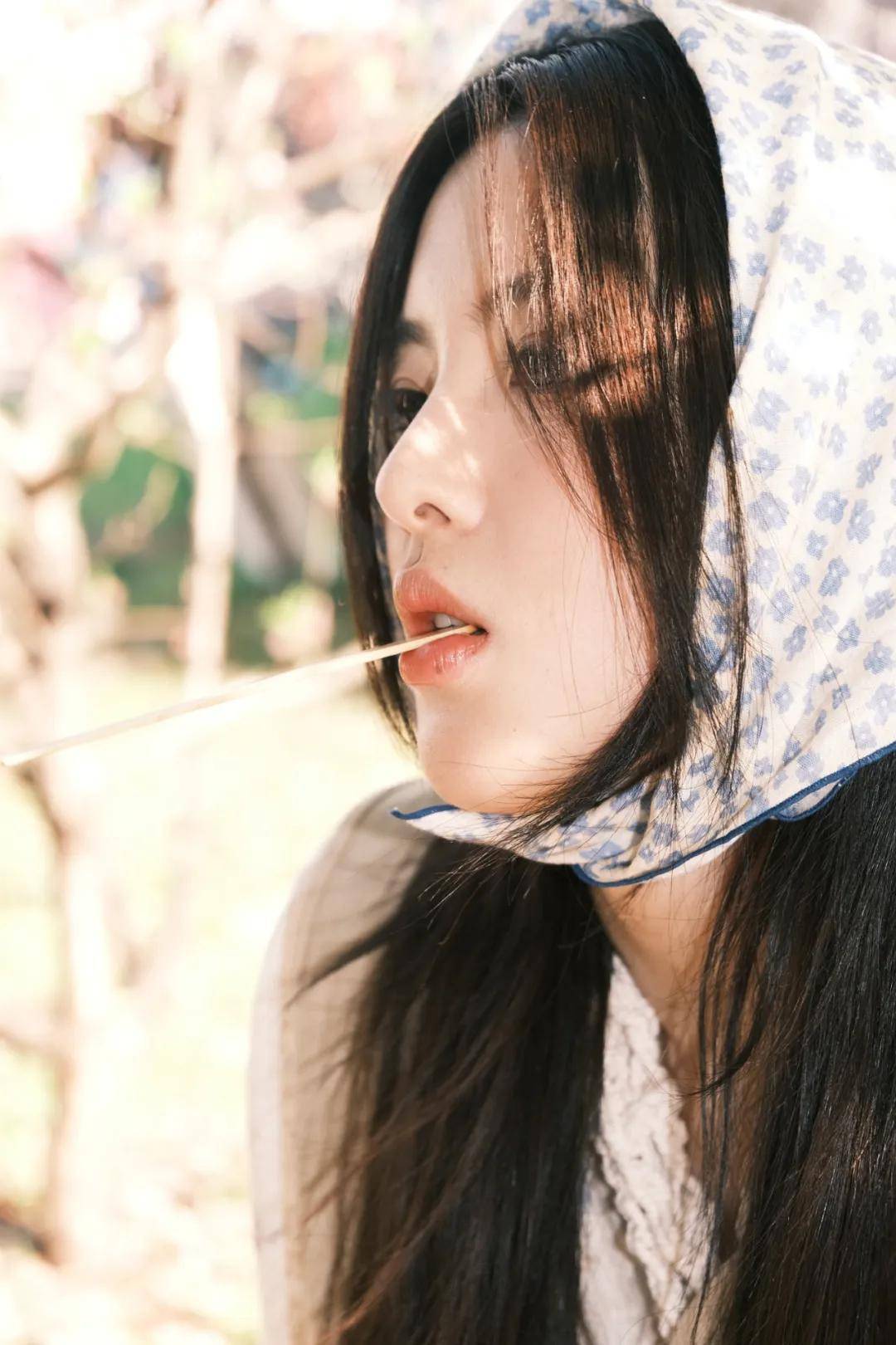 春天里的杨超越，纯洁如雪宛如含苞待放的玉兰花-2