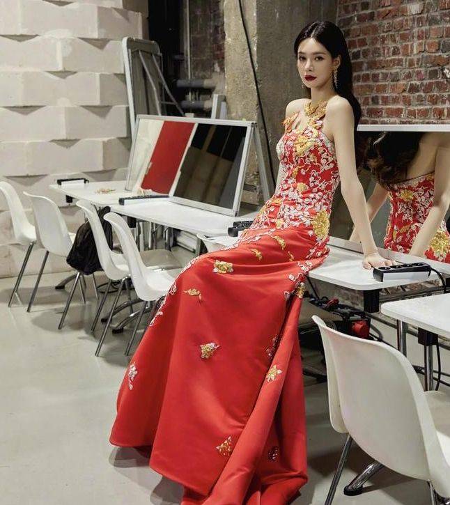 沈梦辰的巴黎走秀太惊艳了：穿中国风长裙美到窒息，气质都提升了-2