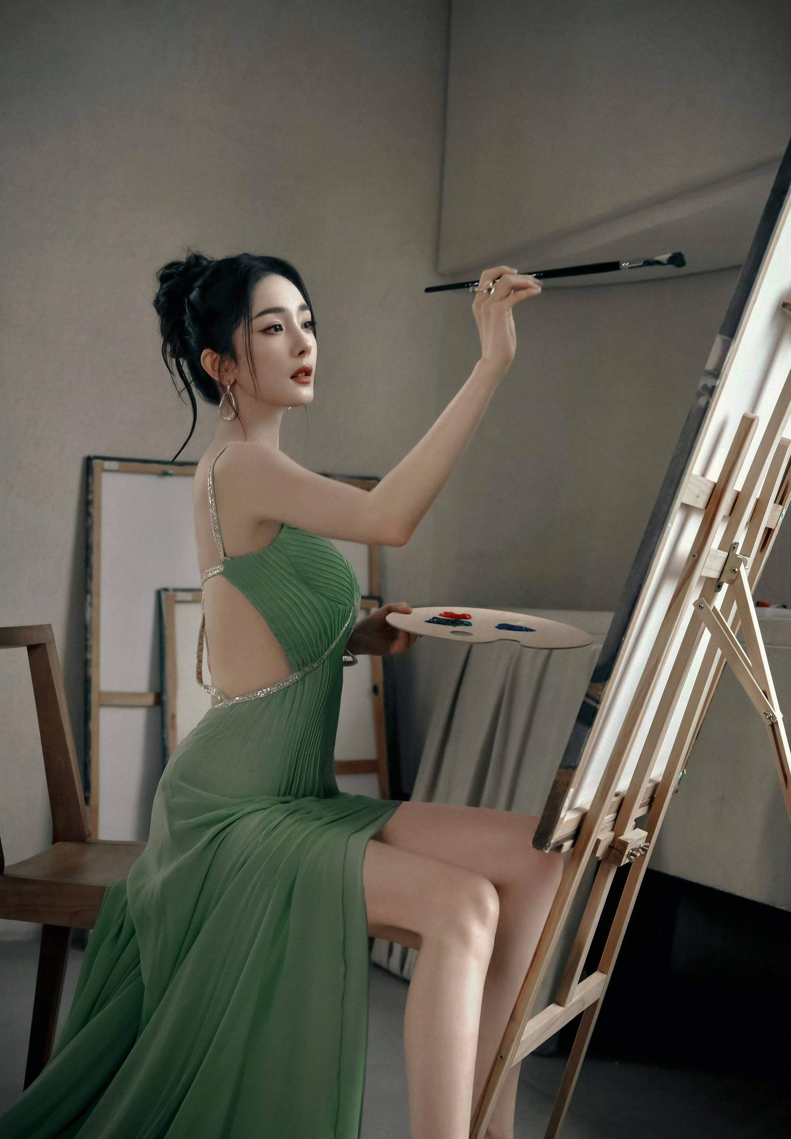 杨幂真是内娱的天花板，衣品、颜值和身材都很绝！