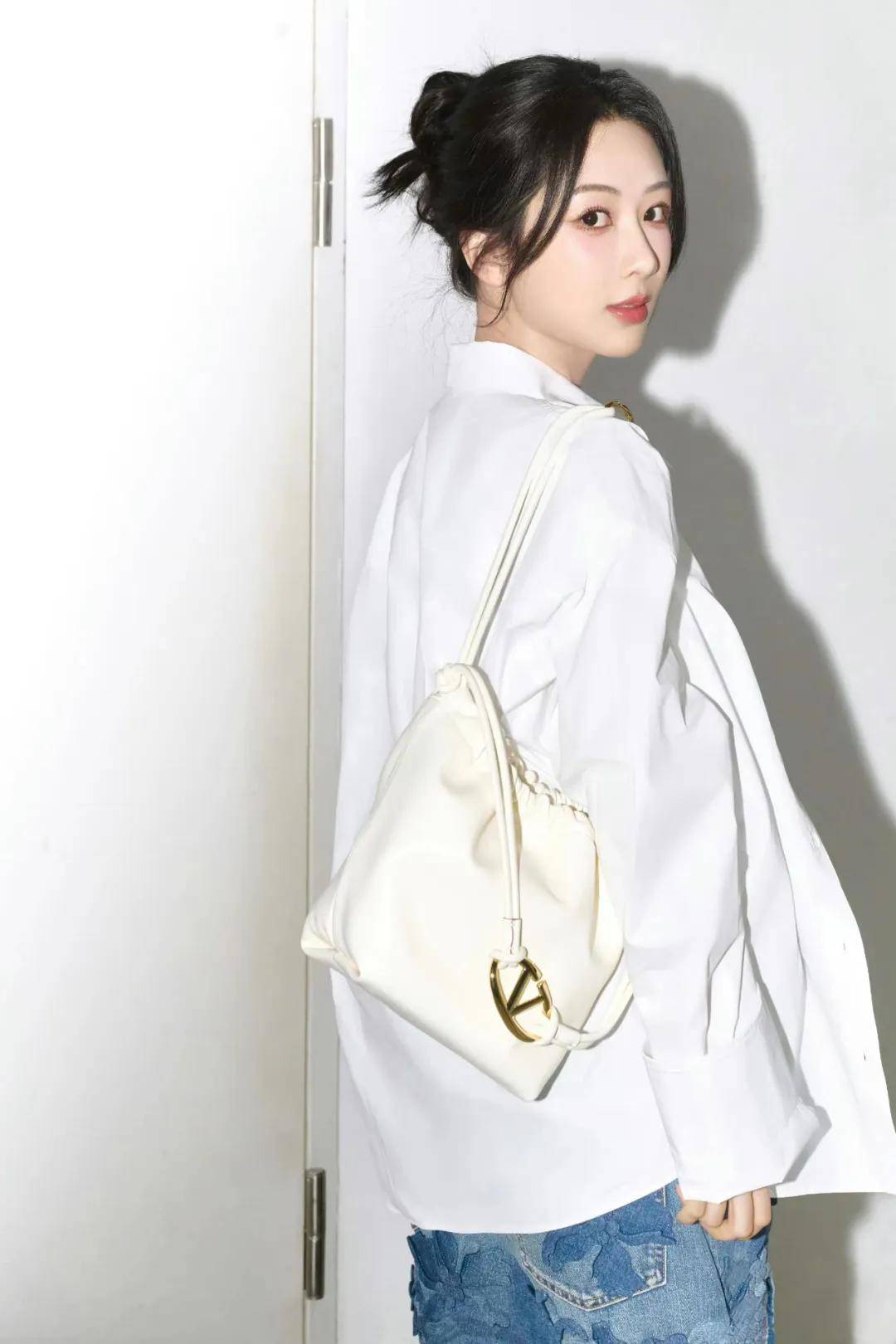 杨紫工作室释出最新美图，英气十足又美又酷！-2