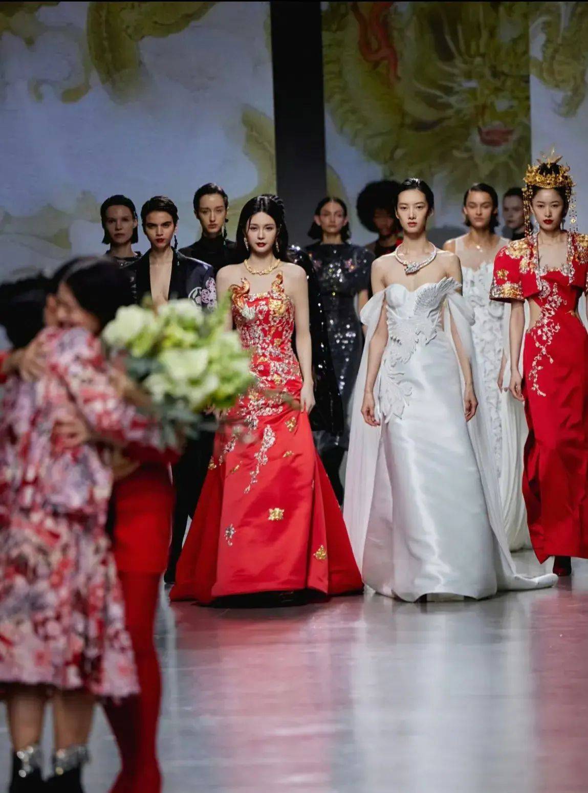 沈梦辰的巴黎走秀太惊艳了：穿中国风长裙美到窒息，气质都提升了-8
