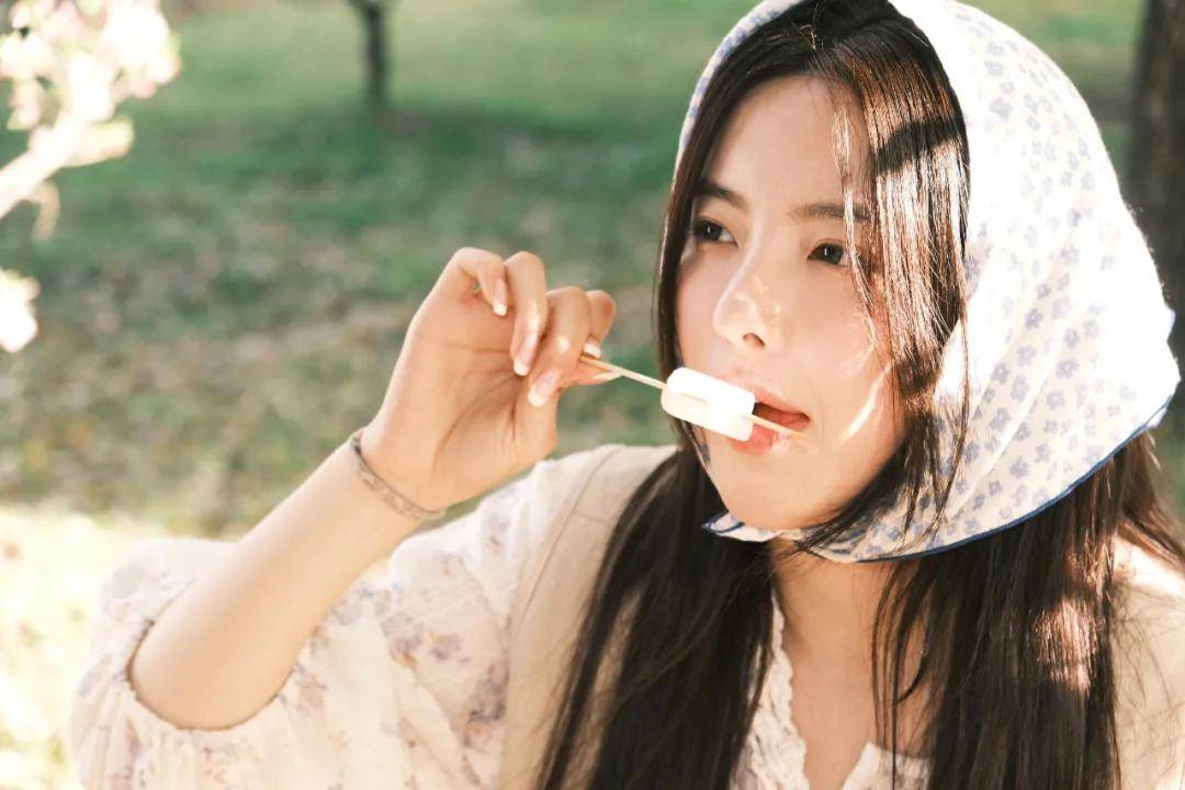 春天里的杨超越，纯洁如雪宛如含苞待放的玉兰花-3