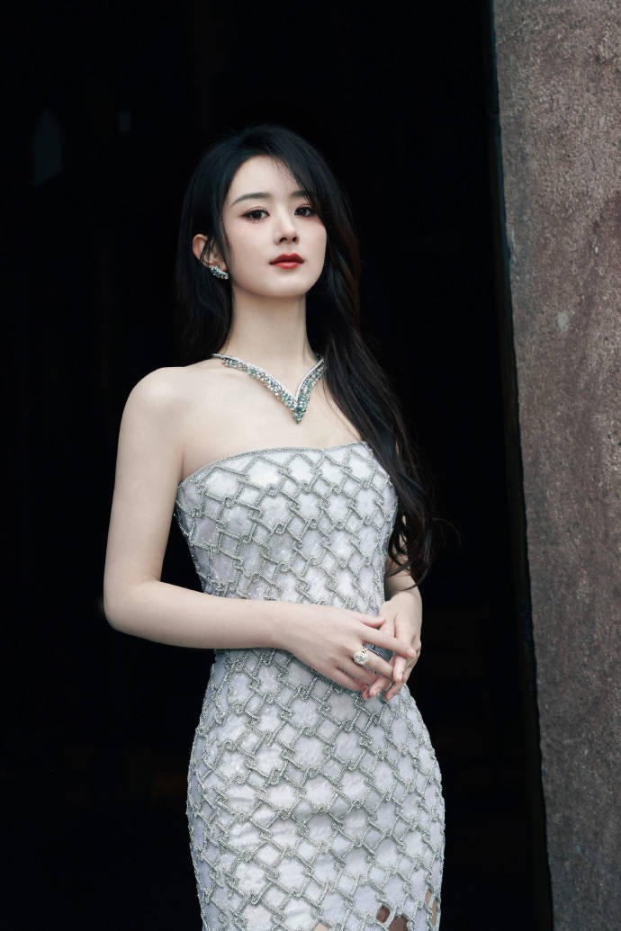 赵丽颖穿镂空长裙秀曼妙身姿,渐变礼服美如公主-1 赵丽颖穿镂空长裙秀曼妙身姿,渐变礼服美如公主