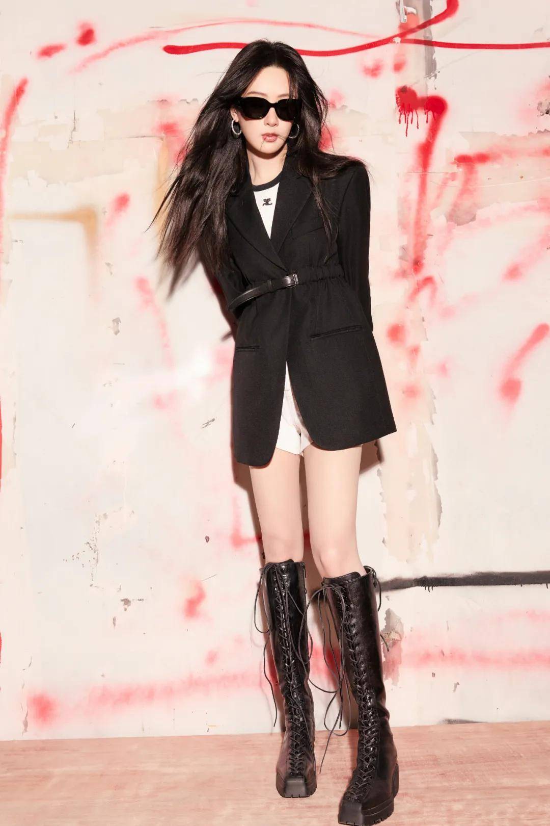 杨紫工作室释出最新美图，英气十足又美又酷！-8