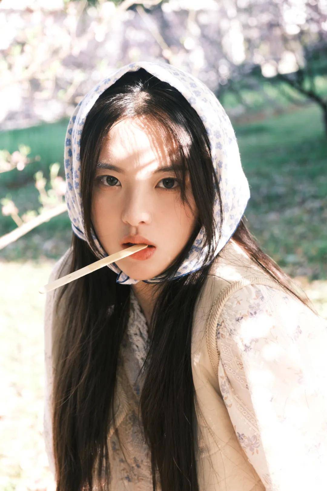 春天里的杨超越，纯洁如雪宛如含苞待放的玉兰花-6